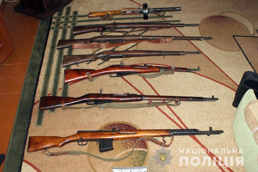 На Хмельниччині поліцейські викрили підпільного колекціонера зброї
