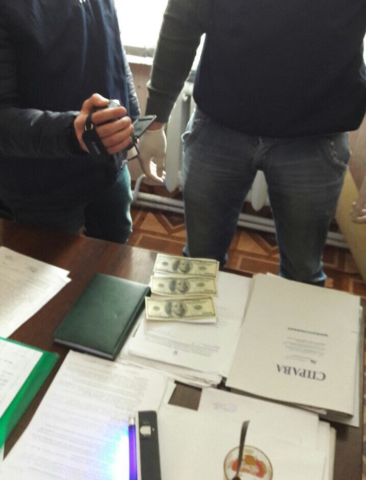 Держслужбовця однієї з міських рад Вінниччини впіймали на отриманні хабаря