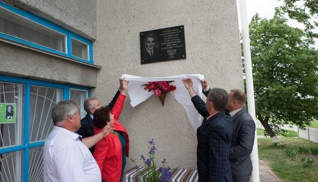 На Вінниччині відкрили меморіальну дошку поету Дризу