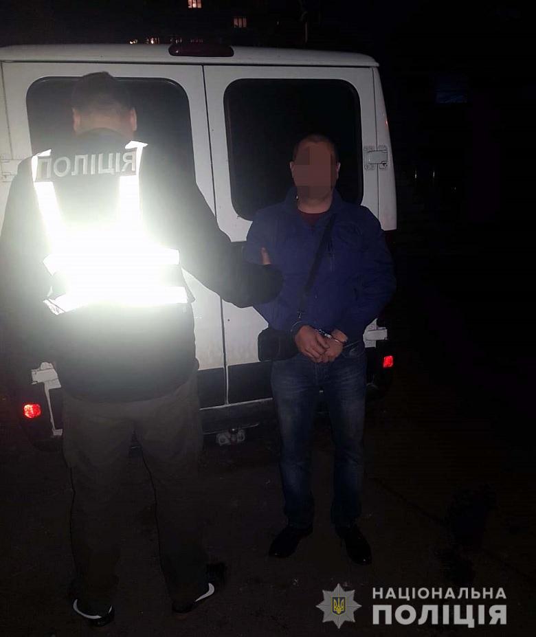 У Києві затримали валютного шахрая з великою сумою доларів (Фото)