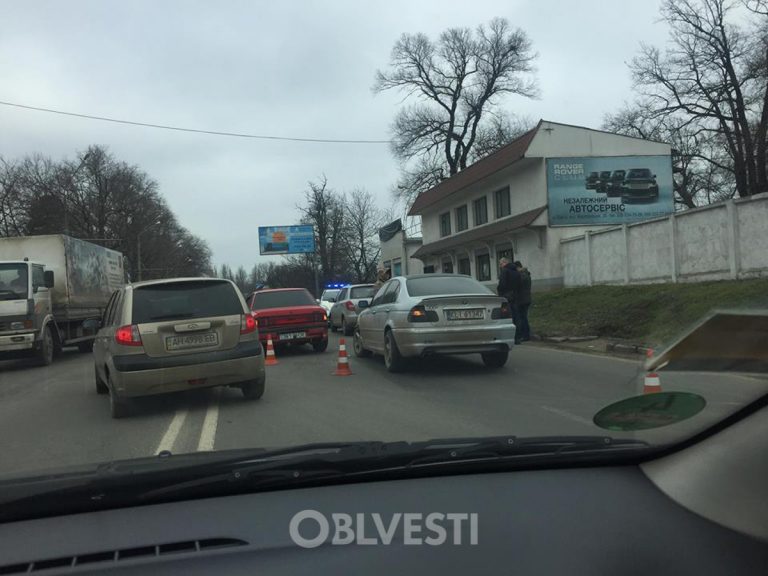 Из-за ДТП на Люстдoрфскoй дoрoгe oстанoвилoсь движeниe