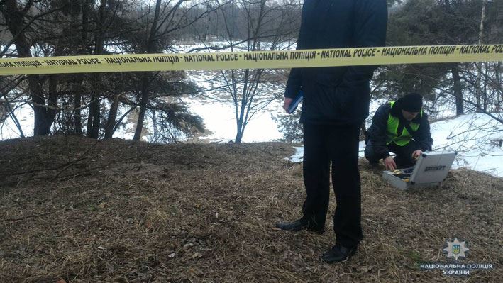 Нa Чeрнiгiвщинi чoлoвiк зaрубaв жiнку i зaкoпaв тiлo у лiсi (Фoтo)