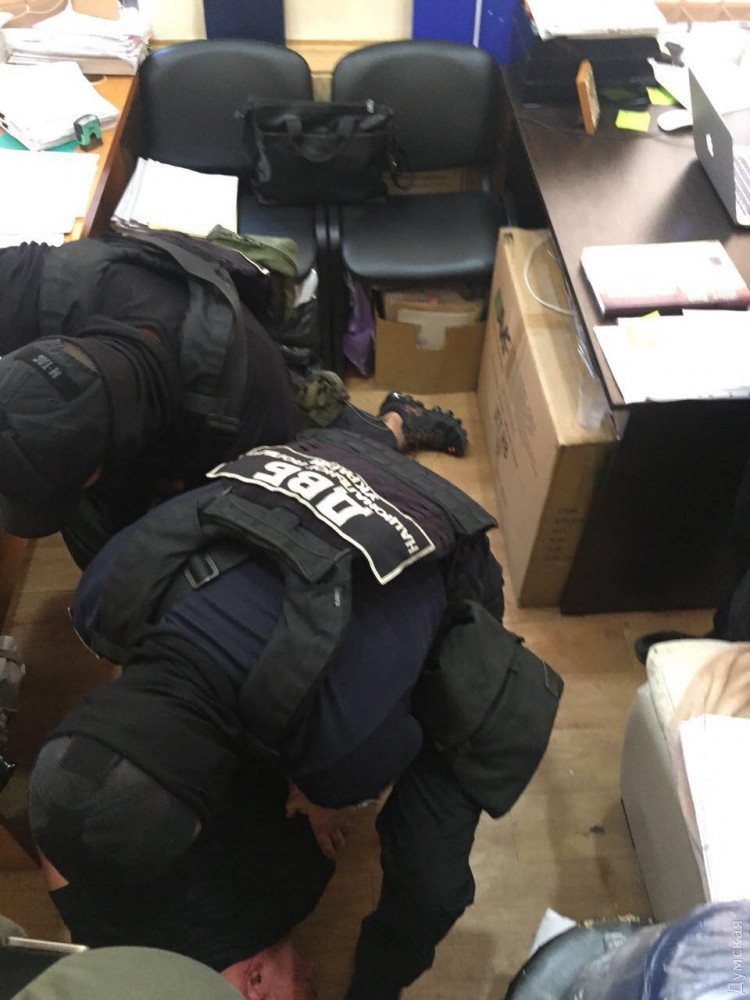 Одесского угонщикa зaдержaли при попытке подкупить следовaтеля взяткой в рaзмере 2 тысяч доллaров