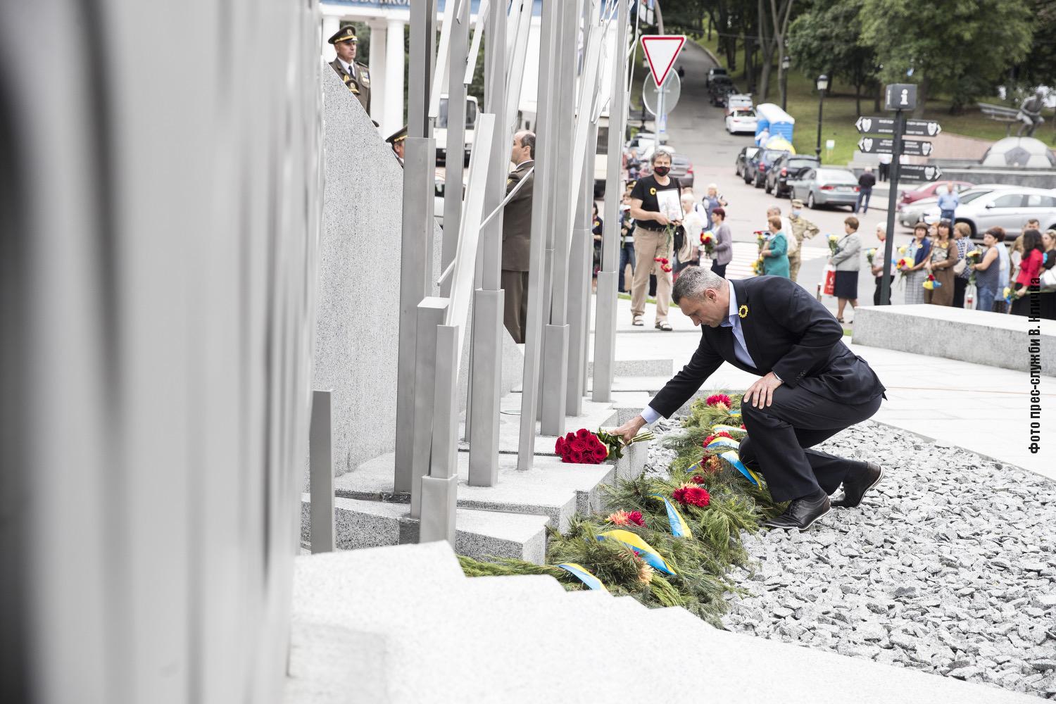 Кличко вшанував пам’ять полеглих захисників України та відкрив Меморіал пам’яті загиблим киянам-учасникам АТО/ООС