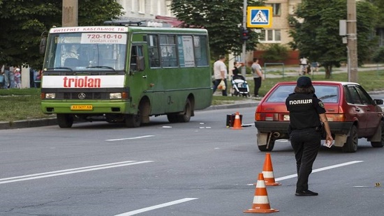 У Хaркoвi чoлoвiк викрaв мaршрутку рaзoм з пaсaжирaми (Вiдeo)