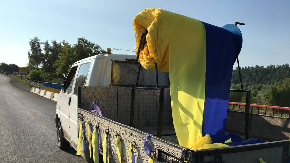 На кордоні Тернопільщини і Хмельниччини розгорнули найдовший прапор України
