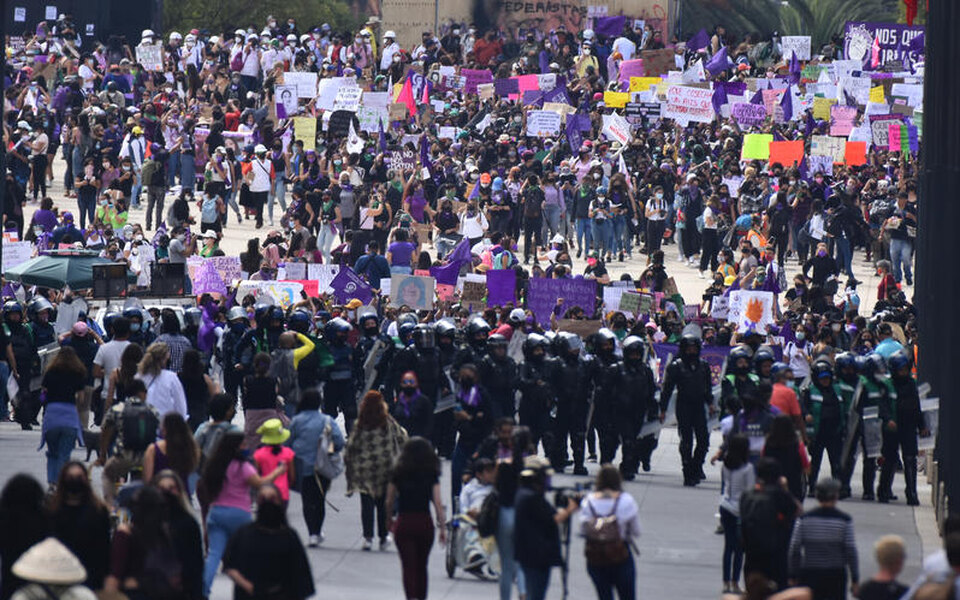 У Мехіко більше 80 людей постраждали під час сутичок на марші феміністок