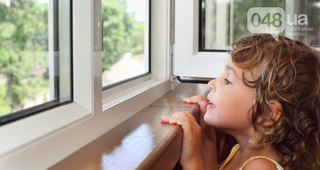 На Котовского в Одессе из окна выпала девочка: как предотвратить беду