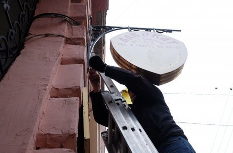За неделю в Одессе демонтировали почти сотню вывесок, размещённых с нарушениями