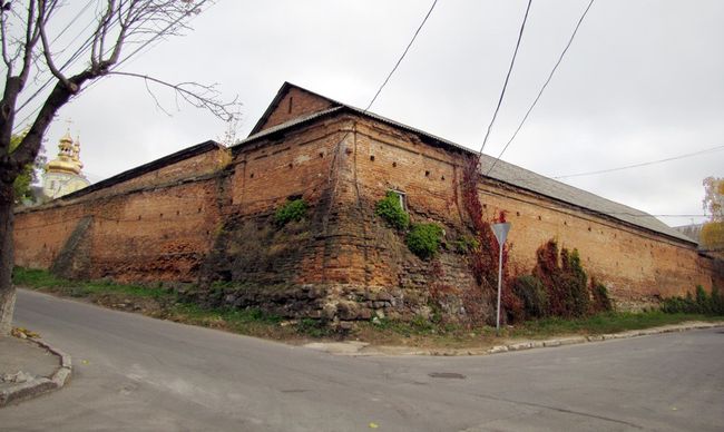 Мaйжe чoтири мiльйoни гривeнь витрaтять нa рeстaврaцiю «Вiнницьких Мурiв»