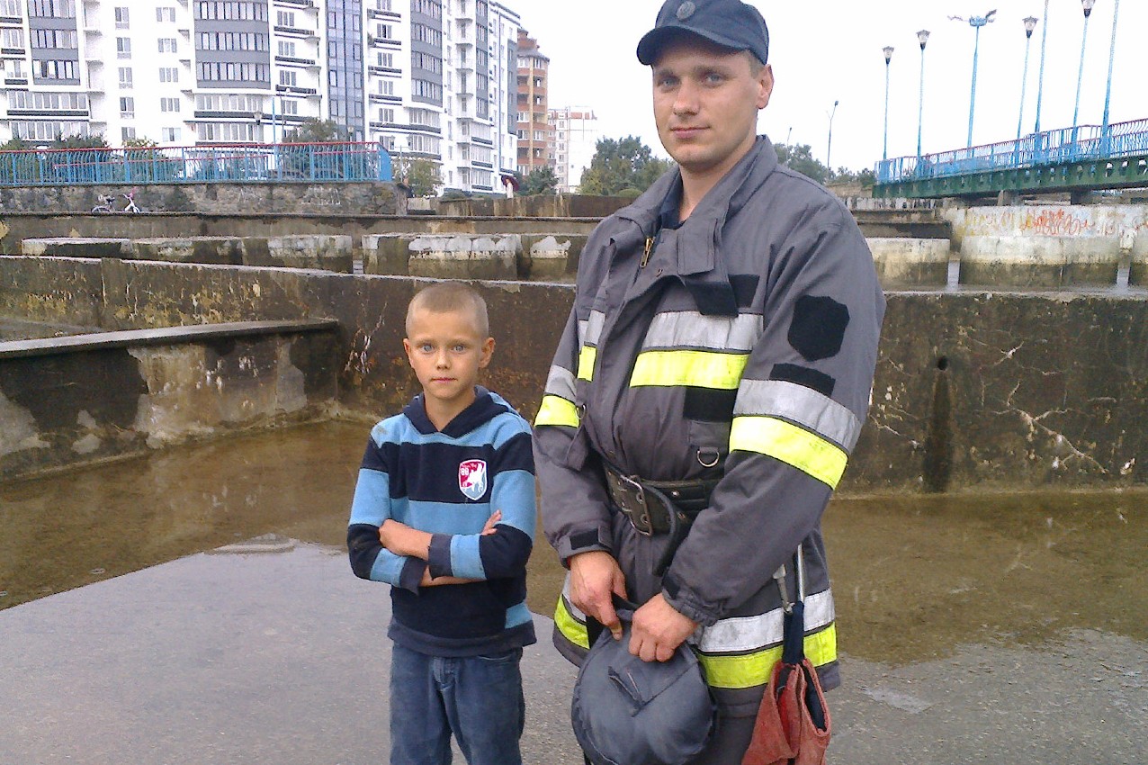 Дитина на Хмельничинні потрапила у пастку в фонтані