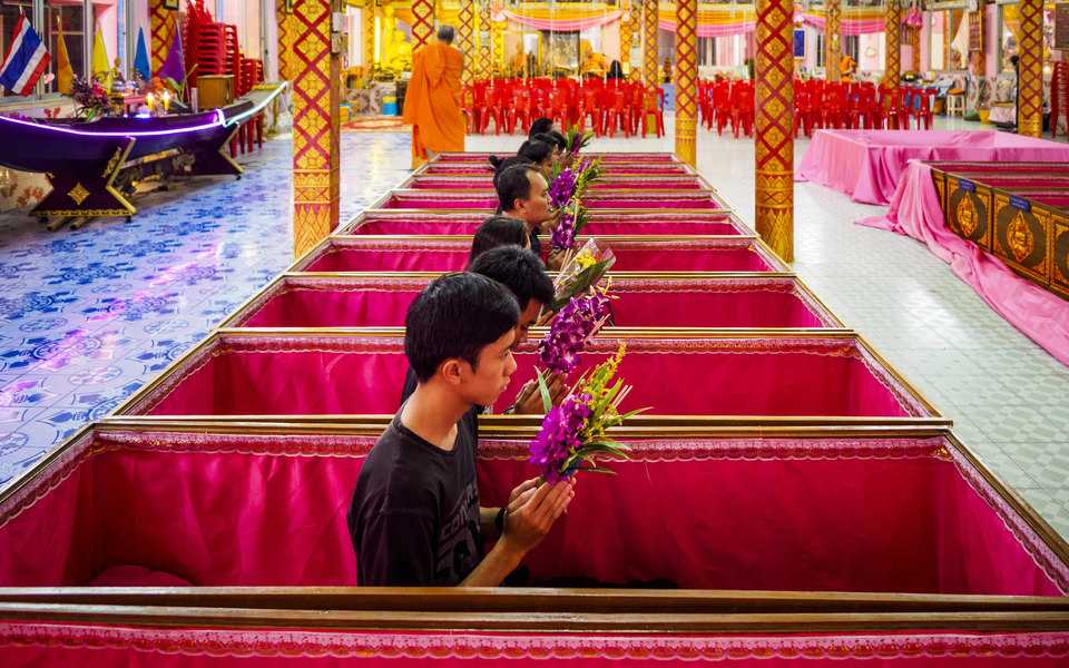 Жителі Таїланду влаштовують власні похорони, щоб позбутися від стресу і почати нове життя