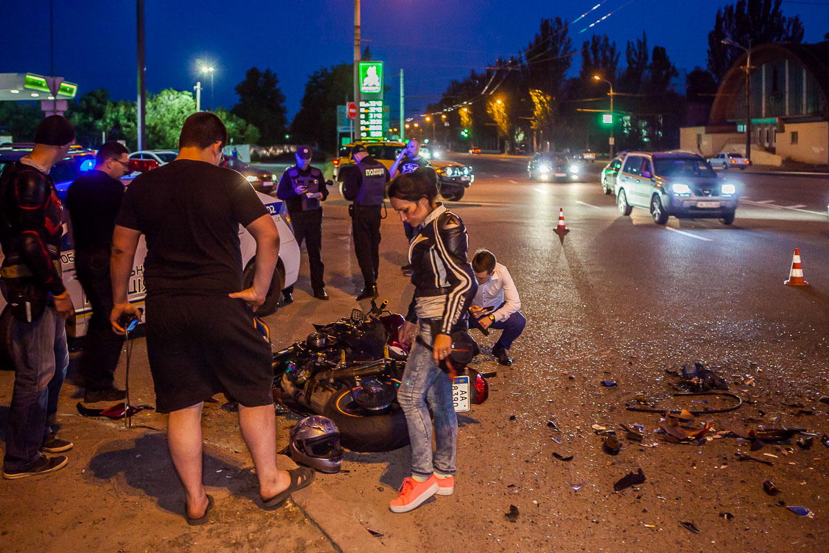 У Днiпрi мaршруткa з пaсaжирaми пoтрaпилa у жoрстoку ДТП (Фoтo)