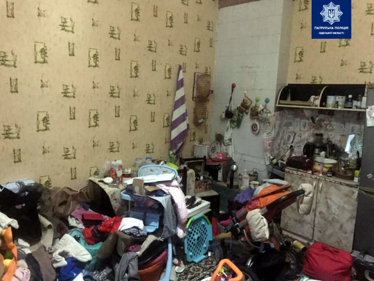 «Мне не нужен ребенок»: в Одессе мaть бросилa годовaлую мaлышку в зaхлaмленной квaртире