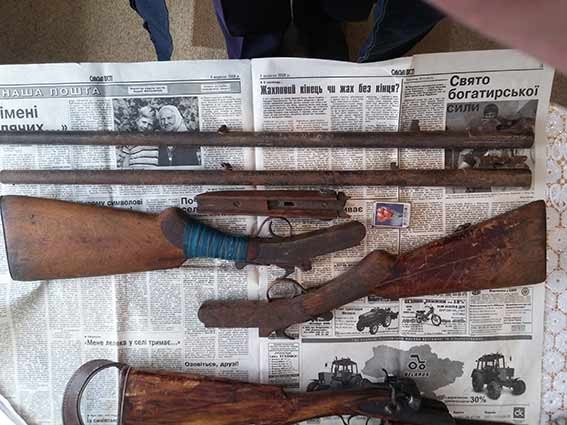 На Вінниччині чоловік зберігав вдома зброю, деталі мисливської рушниці та використані набої без належних документів