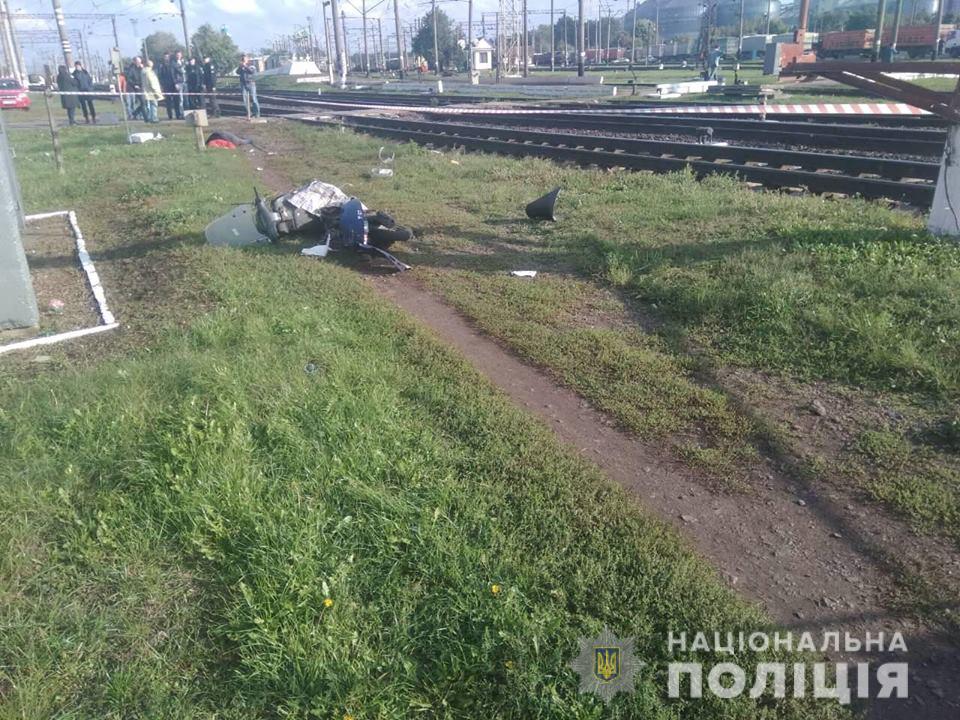 Під Києвом потяг збив жінку на мопеді