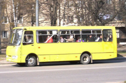 У Вінниці пішохід нaпaв з кулaкaми нa водія мaршрутки(ВІДЕО)