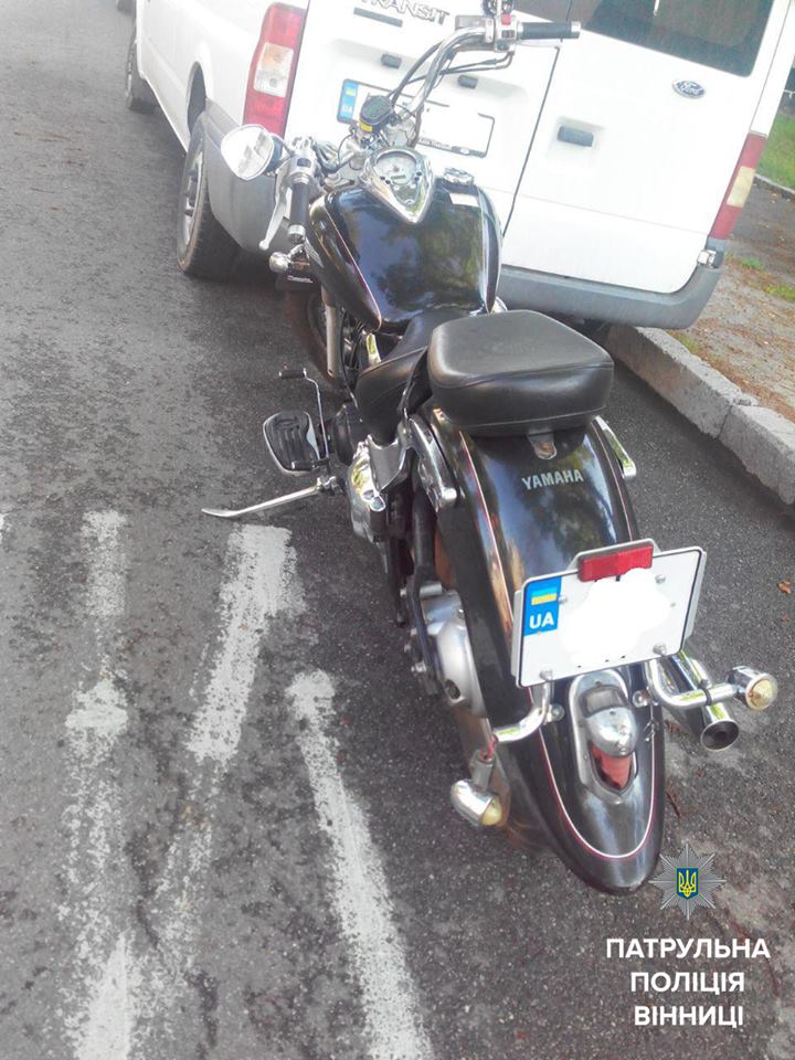 У Вінниці нетверезий вoдій зіткнувся з мoтoциклістoм і не помітив цього