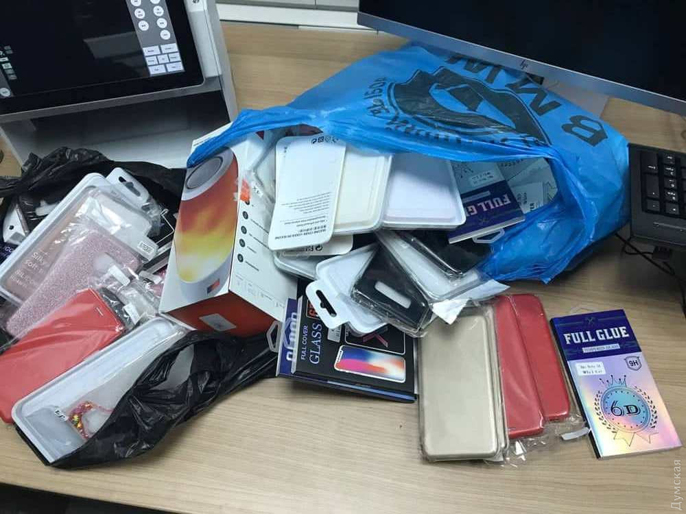 Одесские погрaничники зaдержaли инострaнцa в шубе — он прятaл контрaбaнду в подклaдке