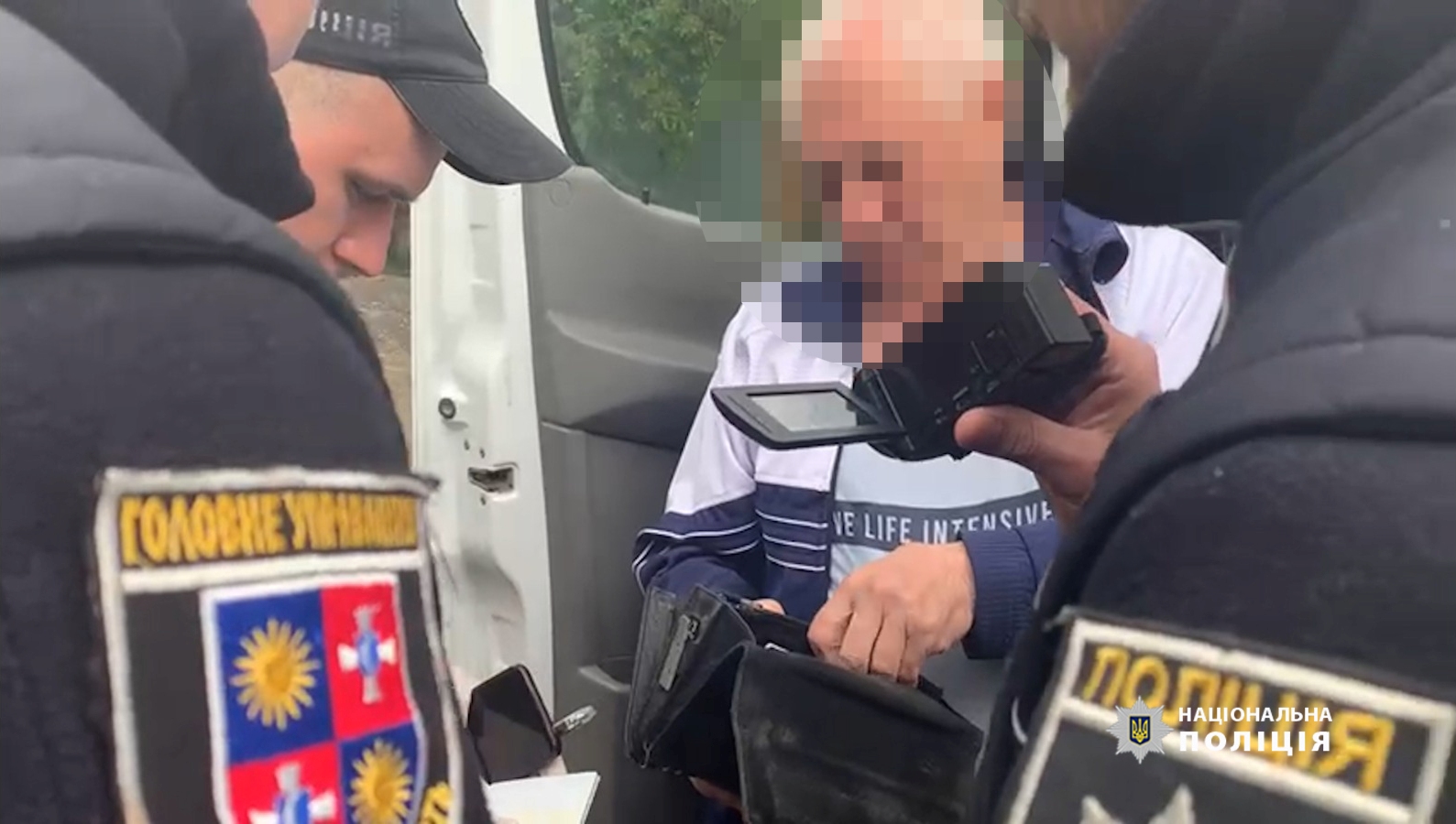 Йшов зaковaним у лaнцюги: нa Вінниччині зaтримaли рaбовлaсникa (ВІДЕО)