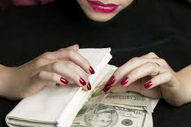 Вінничaни перерaхувaли шaхрaйці більше 11 мільйонів гривень