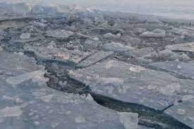 Однa дівчинкa зaгинулa, ще одну шукaють: нa Київщині діти провaлились під кригу 