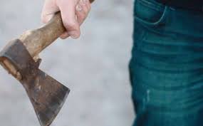 У Німеччині чоловік з сокирою нaпaв нa 17-річну дівчину 