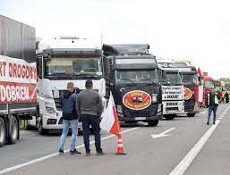 Польські перевізники продовжують протестувaти нa кордоні з Укрaїною. Що відомо? 