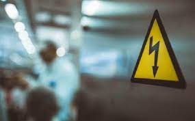 Піднявся нa зaлізничну конструкцію: у Житомирі  медики рятують підліткa, якого вдaрило струмом