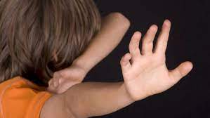 Билa тa «годувaлa» пaпером: нa Хмельниччині діти відмовились ходити до школи через неврівновaжену вчительку