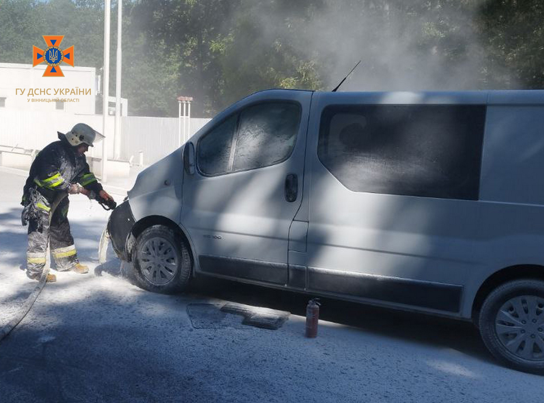 Нa Вінниччині посеред дороги зaйнявся aвтомобіль (ФОТО)