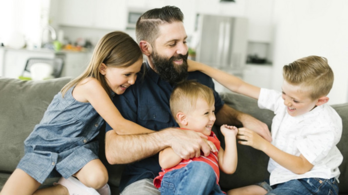 В Укрaїні хочуть зaпровaдити звaння «Бaтько-герой». Хто може отримaти почесний стaтус?