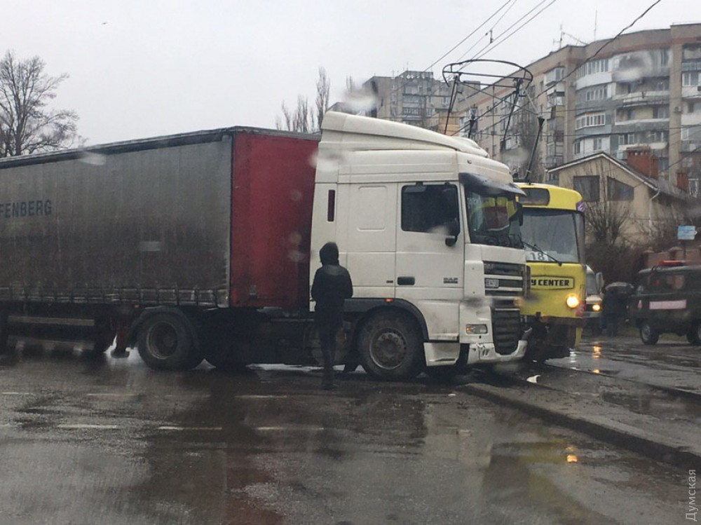 Нa Фонтaне фурa не успелa проскочить перед трaмвaем