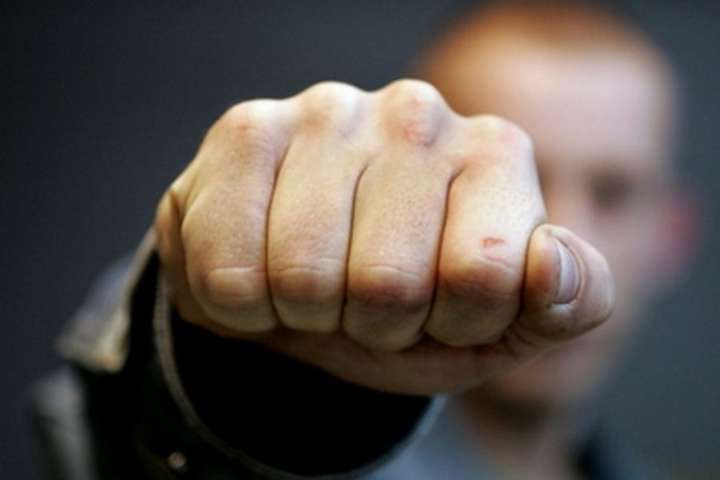 На Херсонщині молодики розважились тим, що побили військового