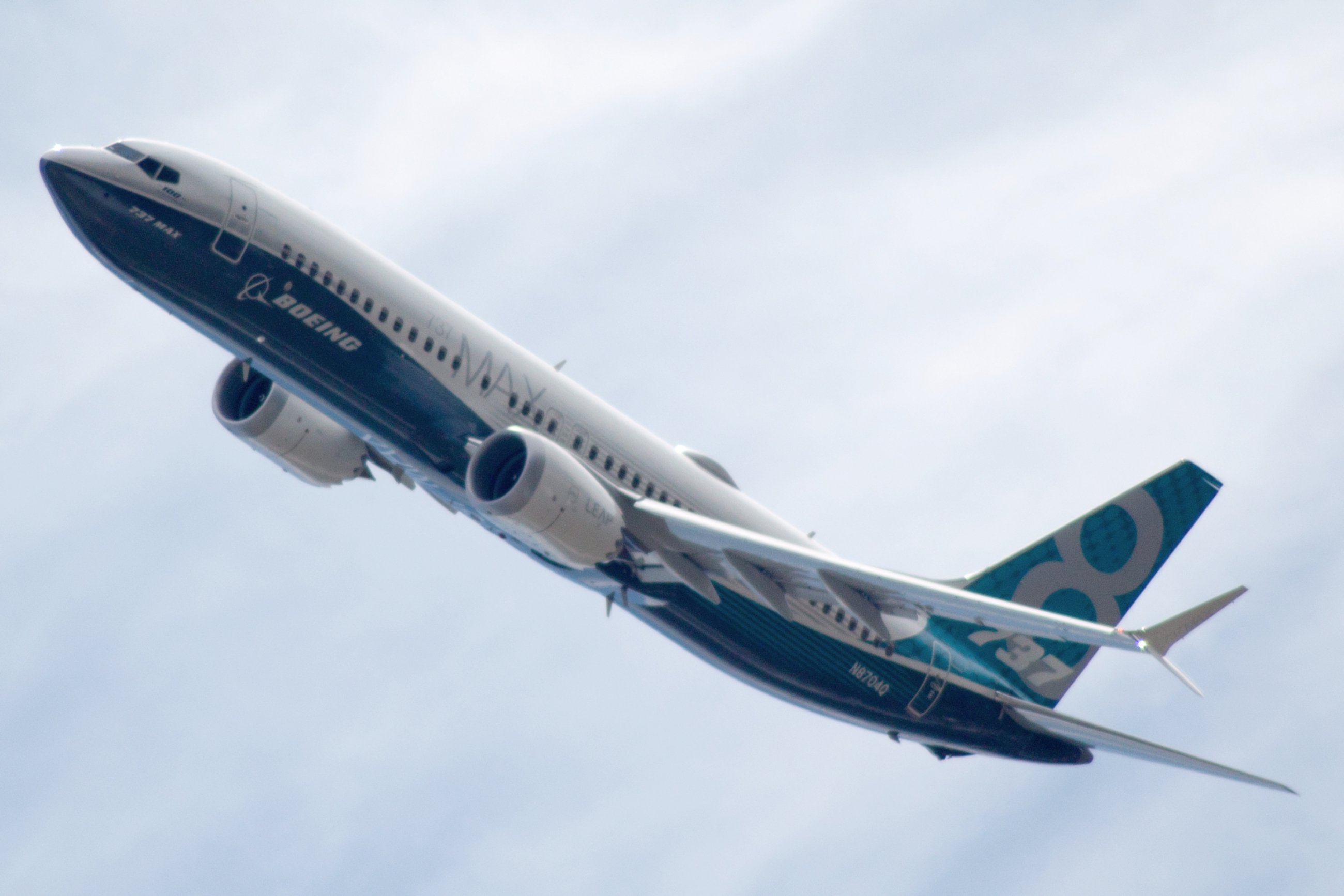 Boeing 737 MAX здійснив екстрену посадку