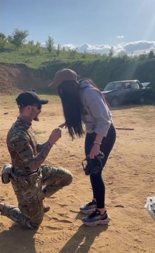 Боєць вінницької бригади зробив особливу освідчину дівчині на стрільбищі