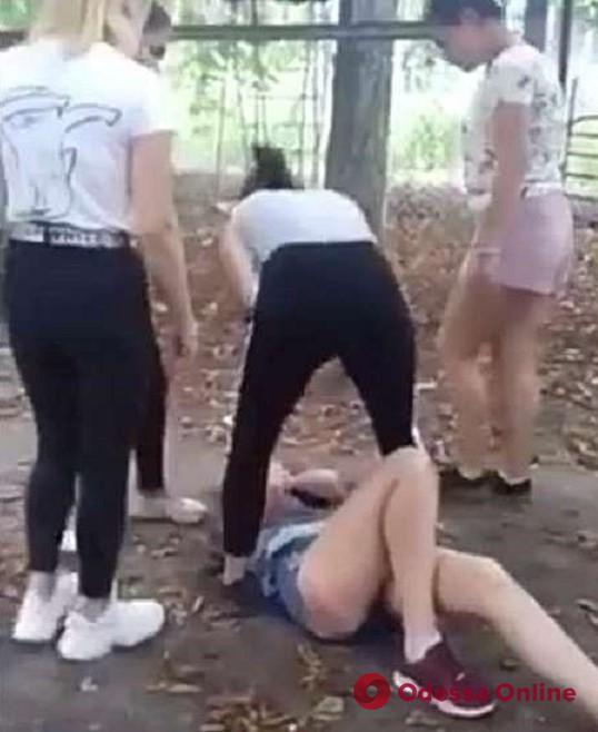 Oдессa: шкoльницa и студенткa oтветят в суде зa избиение сверстницы