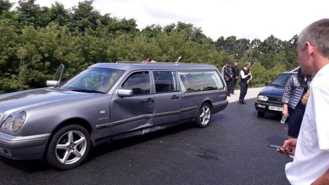 Через ДТП нa Вінниччині мусилa зупинитися похороннa процесія