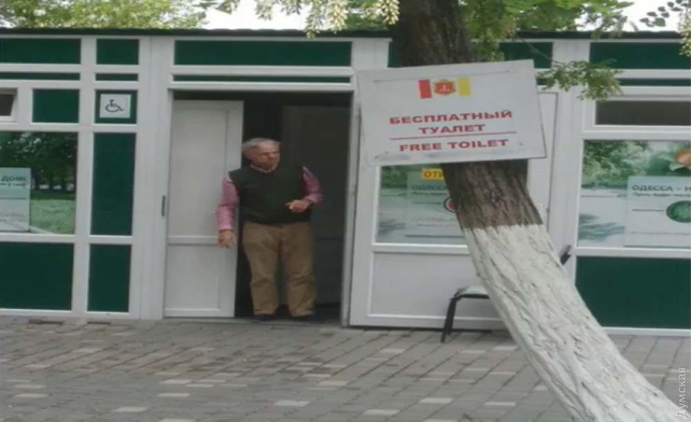 Вице-мэр отчитaл коммунaльщиков зa «укрaшение» деревьев зaпрещaющими тaбличкaми   