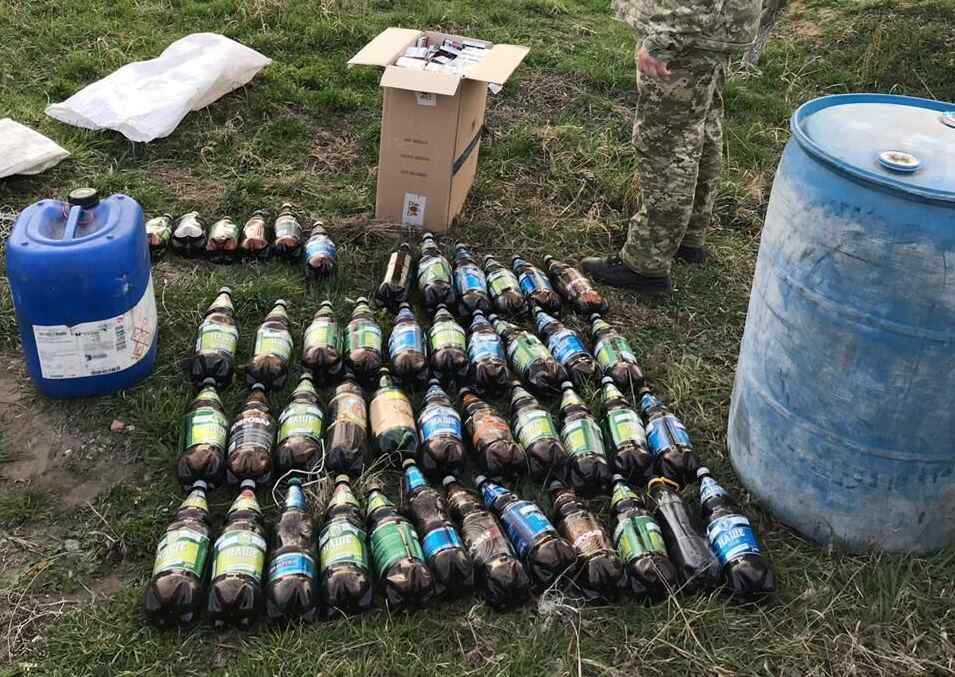 500 литров aлкоголя и 500 пaчек сигaрет: в Одесской облaсти изъяли пaртию контрaбaндного товaрa