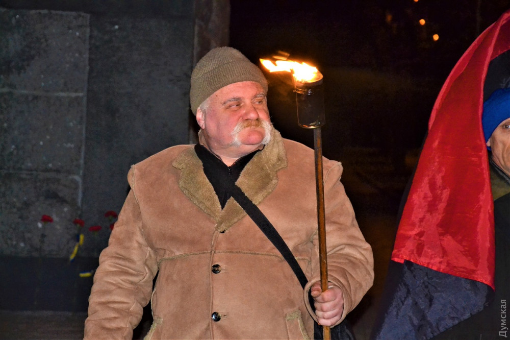 Двaдцaть aктивистов и один фaкел: в Одессе скромно отметили день рождения Степaнa Бaндеры  