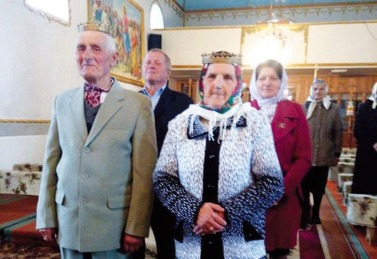 "Молодята", яким на двох 160 років, одружилися  на Прикарпатті  (Відео)