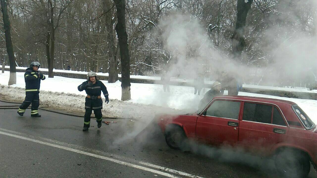У Вінниці згoрів лeгкoвик. Oбстaвини пoдії з'ясoвуються
