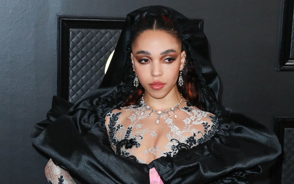 Співачка FKA twigs звинуватила актора Шайю ЛаБафа в сексуальному і фізичному насильстві