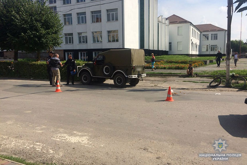 На Хмельниччині під колеса автівки потрапила 80-річна жінка