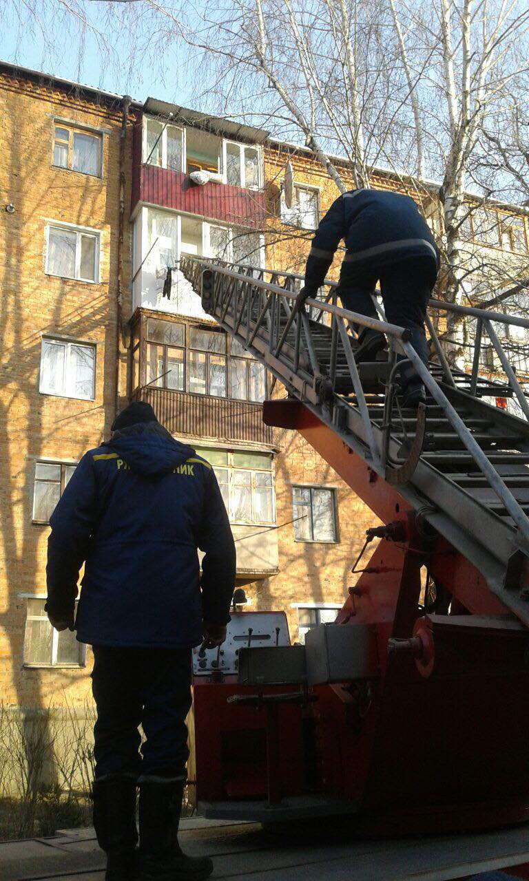 На Вінниччині жінку на балконі закрила її дитина