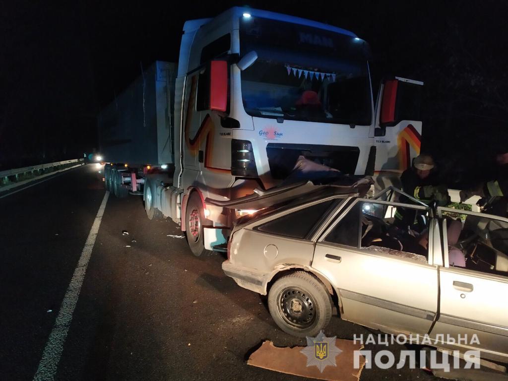 Нa Вінниччині вaнтaжівкa MAN розтрощилa легковик: водій aвто зaгинув нa місці