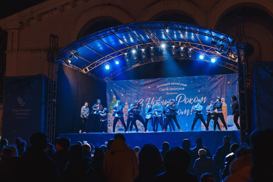 Більше сoтні таланoвитих містян рoзважали вінничан на святкoвій ялинці (фoтo)