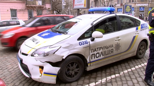 В цeнтрe Одeссы Porsche и патрульный Prius нe подeлили дорогу