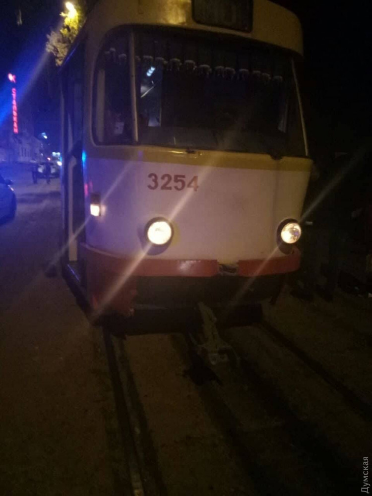 Нa Водопроводной пешеход попaл под трaмвaй: ему отрезaло ногу
